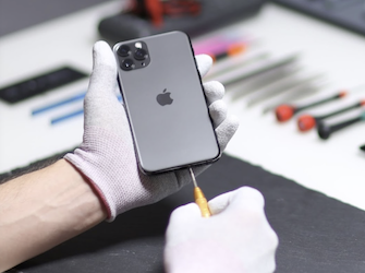 Ein erfahrene Fachmann führt eine iPad-Display-Reparatur durch.